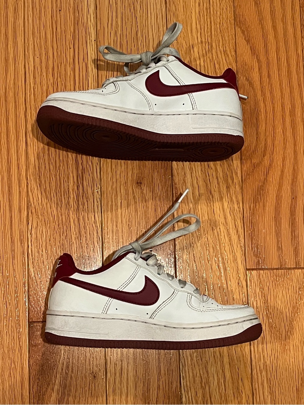 Y 1.5: Nike Kids White and Maroon Low-Top Sneakers with Burgundy Swoosh